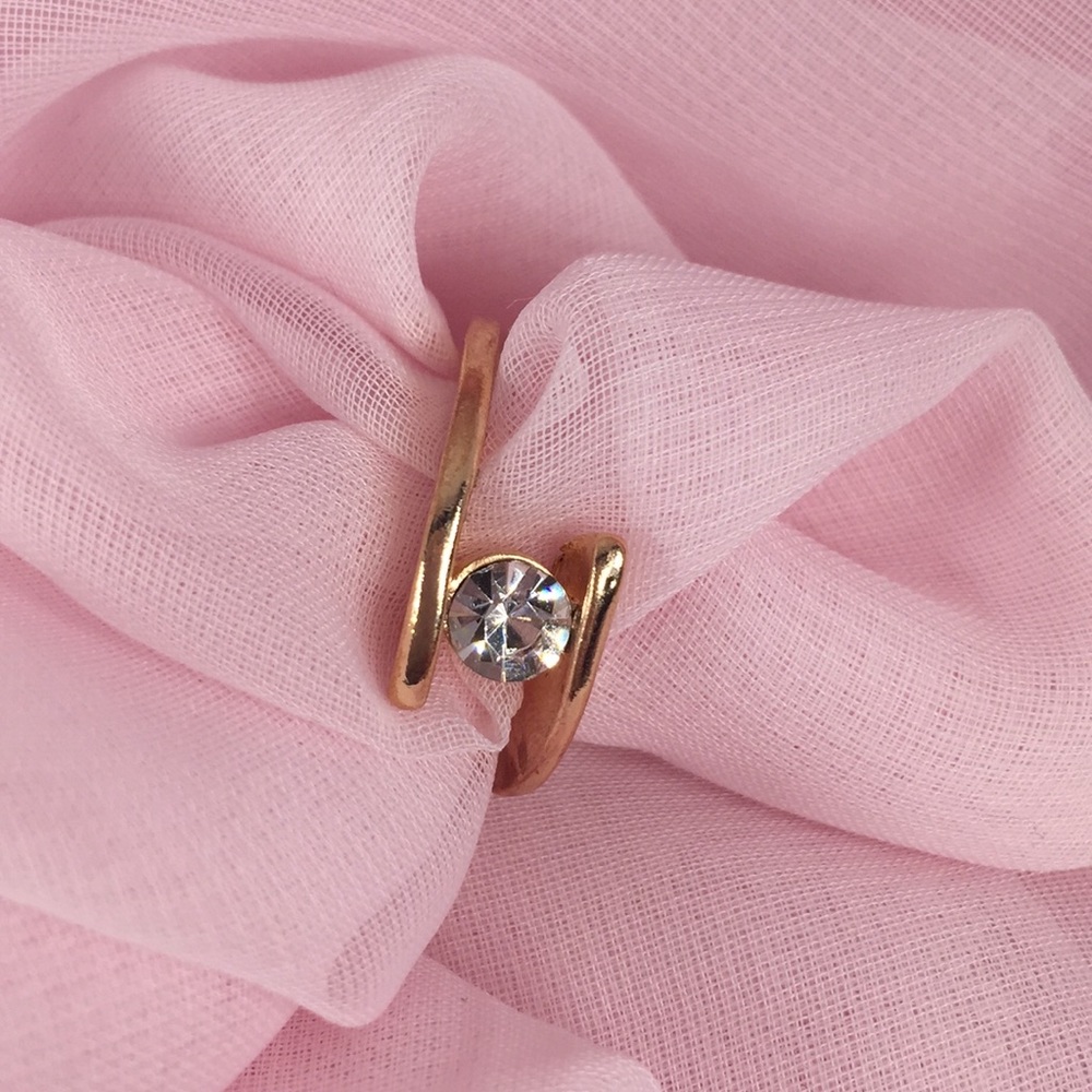 ROSE GOLD RING WITH WHITE SAPPHIRE
